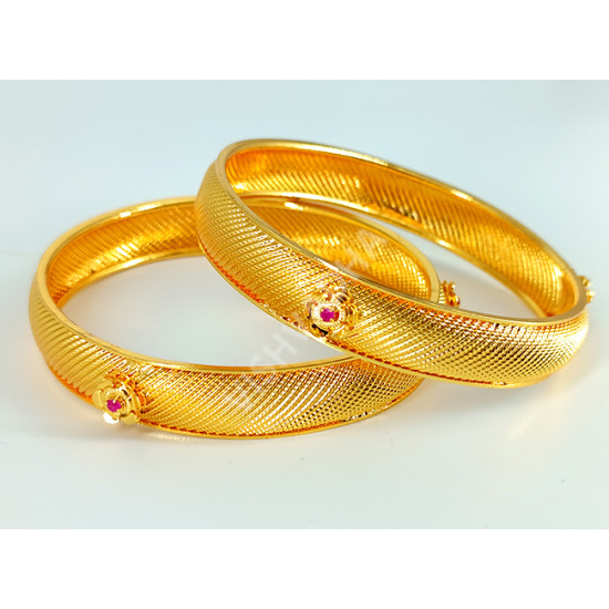 Premium Quality Shining Micro Gold Polish Netted Exquisite New Design Bangle with Ruby Stone